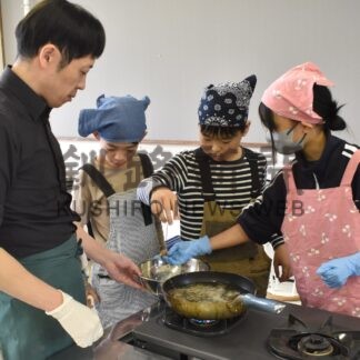 エゾシカ調理に挑戦　地産地消くしろネットワーク、音別小で出前授業【釧路市】(2024-11-30)