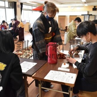 伝統文化に親しむ　鳥取小６年生が茶道体験【釧路市】(2024-11-30)