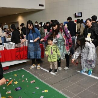 「おさがり広場」盛況　子育て応援フェスに２０００人【釧路市】(2024-11-05)