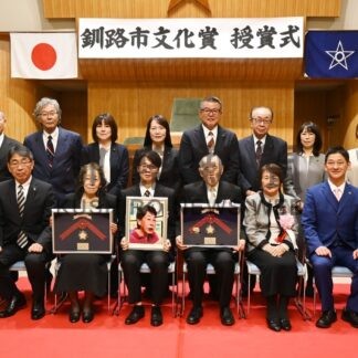 佐藤、ビン・カシワ氏に表彰状　釧路市文化賞【釧路市】(2024-11-04)