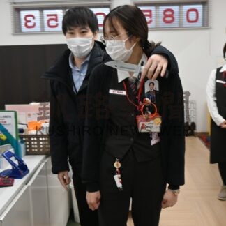 釧路署と連携し強盗対策模擬訓練　豊川郵便局【釧路市】(2024-12-08)