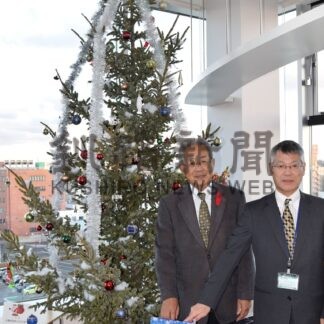 クリスマスツリーにイルミ鮮やか　釧路市中央図書館で点灯式【釧路市】(2024-12-08)