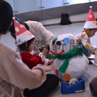 一足早くＸマス満喫　未就学児童、サンタに笑顔　こども遊学館【釧路市】(2024-12-06)