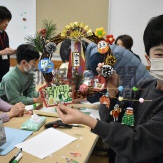 リースで正月飾り　コアかがやき冬休み工作【釧路市】(2024-12-27)