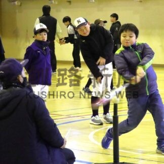 野球「打つの楽しい」　少年団が体験会【根室】(2024-12-15)
