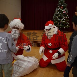 標茶町長らサンタに変身しプレゼント【標茶】(2024-12-25)