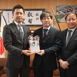 釧路江南高校を支える会に同窓会が１００万円寄付【釧路市】(2025-01-25)