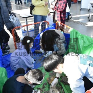 化石発見！子供たち笑顔　遊学館でジオ・フェス【釧路市】(2025-01-14)