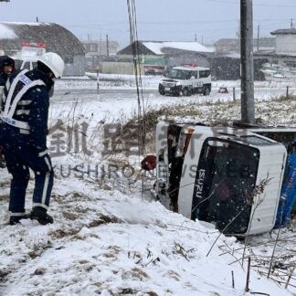 釧根大雪 生活直撃　住民、雪かきに汗_1(2025-02-05)