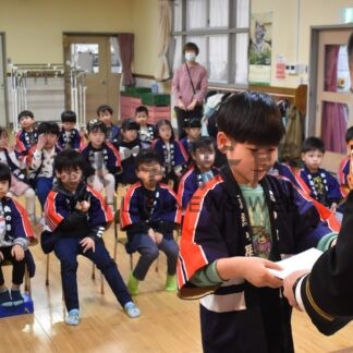 幼年消防ク員に証書手渡す　鳥取保育園で修了式【釧路市】(2025-02-15)