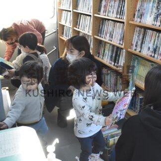子供ら読み聞かせ楽しむ　図書館利用呼び掛け【釧路市】(2025-02-15)