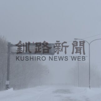 釧根大雪 生活直撃　住民、雪かきに汗_3(2025-02-05)