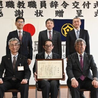 教育力向上への労ねぎらう、退職の甲斐教諭に感謝状【白糠】(2025-04-01)