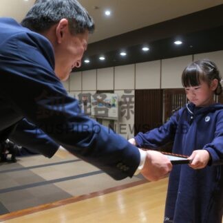 横澤希海ちゃん最優秀賞　こども鶴の絵コンテスト【釧路市】(2025-03-30)