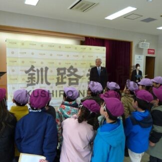 釧路めぐみ幼稚園児、町長に寄付金手渡す【釧路町】(2025-03-19)