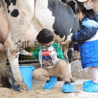 乳搾りや酪農体験、牧場ピクニックに笑顔　協力隊の笠原さんが日帰りツアー企画【根室】(2025-04-09)