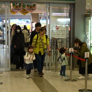 家族と再会 笑顔　ＧＷ初日、釧路空港にぎわう【釧路市】(2025-04-27)