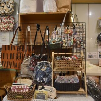 色、柄 多彩なバッグなど展示　大島、工藤さん作品展【釧路市】(2025-04-08)