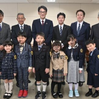 新１年生の交通安全願い ４社が黄色いワッペン寄贈【釧路市】(2025-04-07)