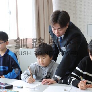 小中学生に分かりやすく　根室高生徒会、勉強会で多世代交流【根室】(2025-04-02)