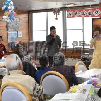 歌謡ショーで盛況　川村さんら３人熱唱【釧路町】(2025-04-12)