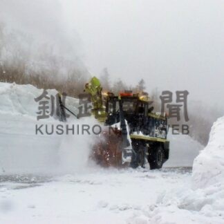 知床横断道路、除雪作業ピーク　連休前の開通目指す【羅臼】(2025-04-05)