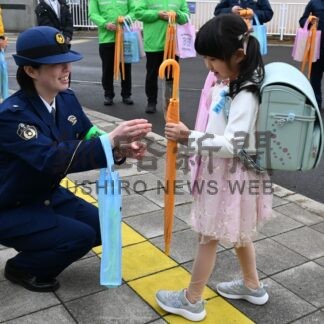 新入学児童に交通安全啓発(2025-04-10)