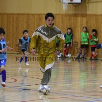釧路出身のプロ選手から基本学ぶ　児童らフットサルクリニック楽しむ【釧路市】(2025-04-19)