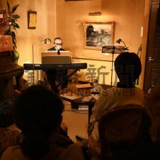 作曲家・石丸さん 歌と音楽で観客魅了　喫茶店でライブ【釧路市】(2025-04-08)