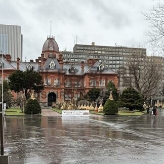 赤れんが庁舎　前庭も有料化　「まるごと根室」など影響【札幌】(2025-04-17)