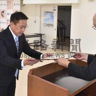 標津町長　山口氏に当選証書【標津】(2025-05-27)