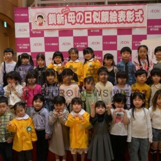 釧新母の日似顔絵展で表彰式【釧路町】(2025-05-19)