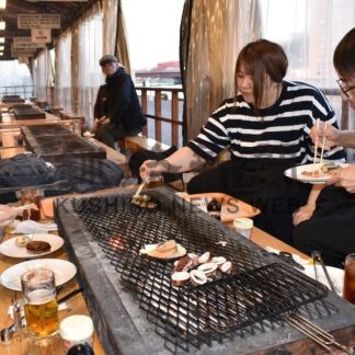 炭火で海産物楽しもう　岸壁炉ばたが本格営業開始【釧路市】(2025-05-17)