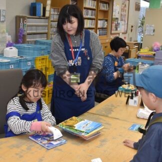 児童が図書館の仕事に挑戦　笑顔で一日司書体験【中標津】(2025-05-17)