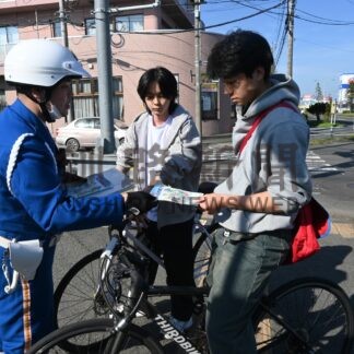 ヘルメット着用呼び掛け　警察官が自転車利用者指導【釧路町】(2025-05-18)