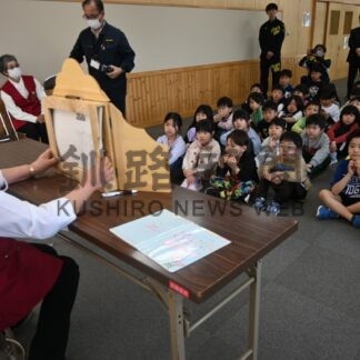 紙芝居で防災訴え　鳥取小で読み聞かせ【釧路市】(2025-05-13)