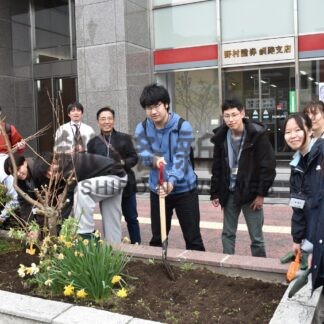 大学生が北大通の花壇整備　故坂本さんの５００円玉貯金活用【釧路市】(2025-06-01)