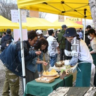 特産チーズや料理に舌鼓　山の恵みの即売会【白糠】(2025-05-10)