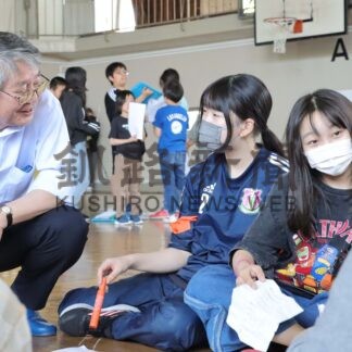 波岸教育長が先生に　北斗小で特別授業【根室】(2025-06-22)