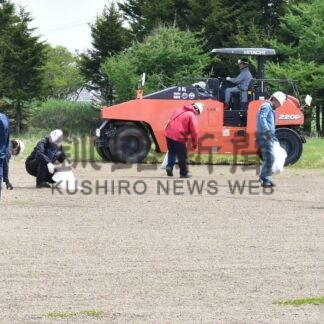 真壁建設、運動会に向けグラウンド整備貢献【根室】(2025-06-21)