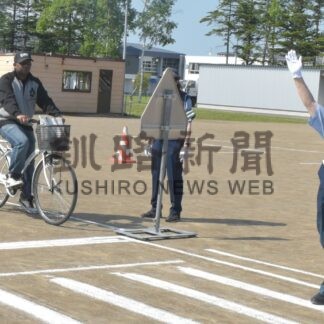 日本の自転車ルール指導　中標津署が外国人向けに教室【中標津】(2025-06-25)