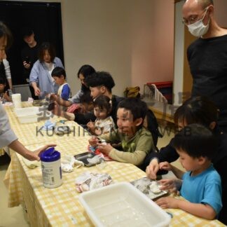シャーベット作り楽しむ　こども遊学館、氷と塩で実験会【釧路市】(2025-06-24)