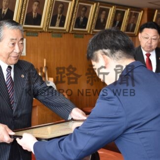 釧路厚生社に紺綬褒章伝達　５０周年で多額寄付【釧路市】(2025-06-03)