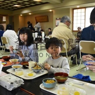 大広間でにぎやかに　元町おてら食堂で交流【釧路市】(2025-06-06)