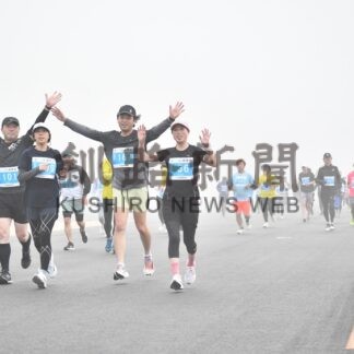 霧の中 滑走路駆ける　釧路空港マラソン【釧路市】_1(2025-06-15)