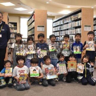 ２こども園、２小中に図書配布　今年度から新３歳児にも【標津】(2025-06-06)