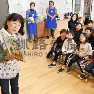 新１年生に読み聞かせ　お気に入り絵本贈る【白糠】(2025-06-13)