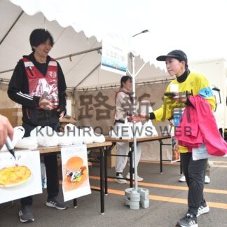 滑走路を飛ぶように走る　釧路空港マラソン_5(2025-06-16)