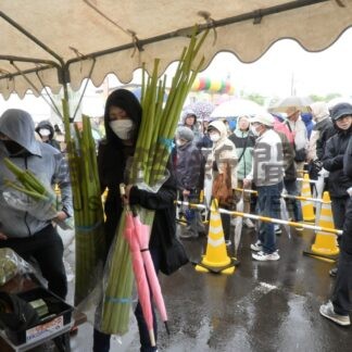 生フキ販売に長蛇の列　音別で蕗まつりにぎわう【釧路市】(2025-06-16)