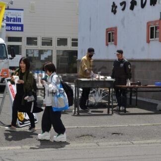 焼きたて若どり味わって　ｅ－ｂｒａｉｎ、北大通で販売【釧路市】(2025-06-07)